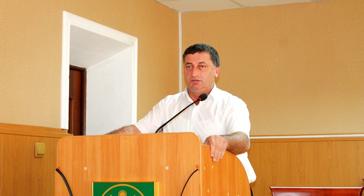 Марат Ахаев выступая на торжественном собрании посвященного Дню единства народов Дагестана поздравил актив и жителей района.