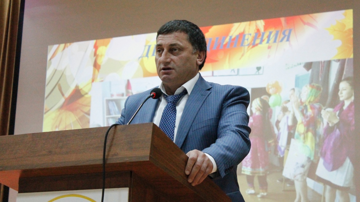 Марат Ахаев выступая на торжественном собрании работников образования Хасавюртовского района, поздравил с профессиональным праздником - Днем Учителя.