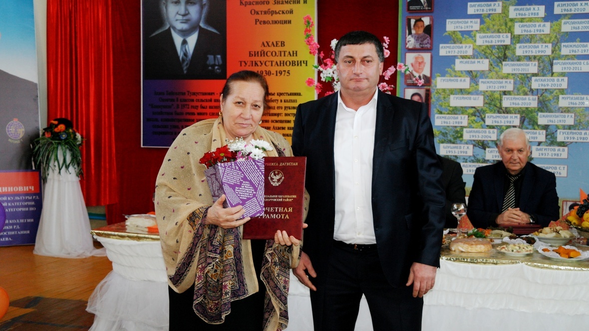 Марат Ахаев поздравил коллектив Боташюртовской средней школы с 90-летним юбилеем.