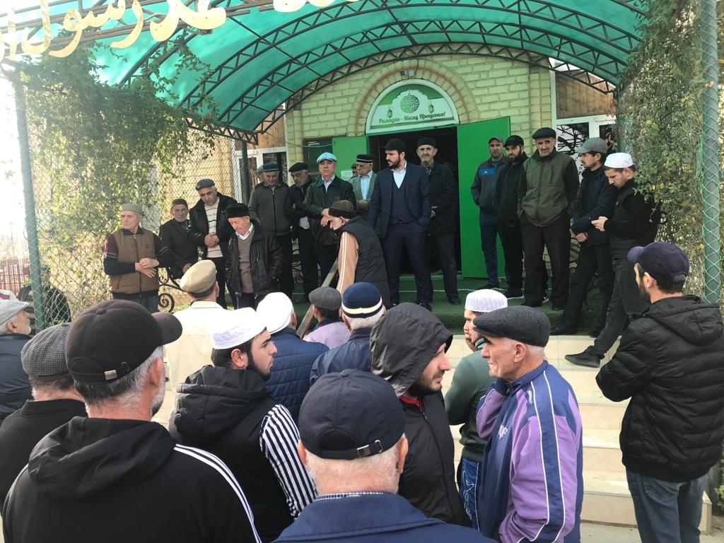Магомед Лабазанов провел выездную встречу с жителями села Сивух по вопросам осеннего призыва.