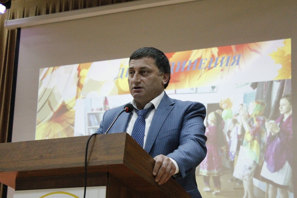 Марат Ахаев выступая на торжественном собрании посвященного Дню работников сельского хозяйства, поздравил актив и жителей района.
