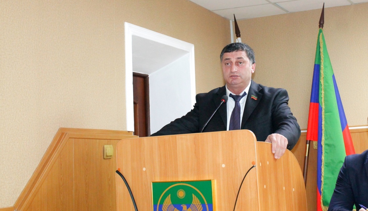 Марат Ахаев выступая на торжественном собрании, поздравил актив и жителей района с Днем Конституции Российской Федерации.