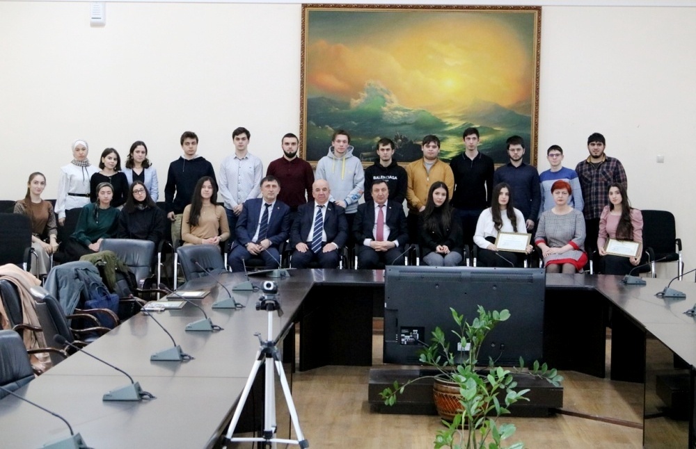 Магомед Лабазанов поздравил студентов ДГУ отличников учебы Хасавюртовского района