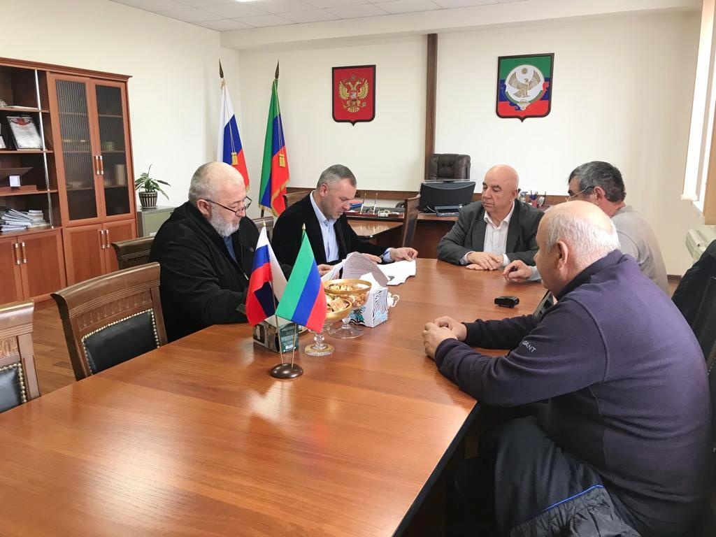 В Хасавюртовском районе состоялось заседание постоянной комиссии по экономической политике, аграрным вопросам, собственности, земельных отношений и ЖКХ.
