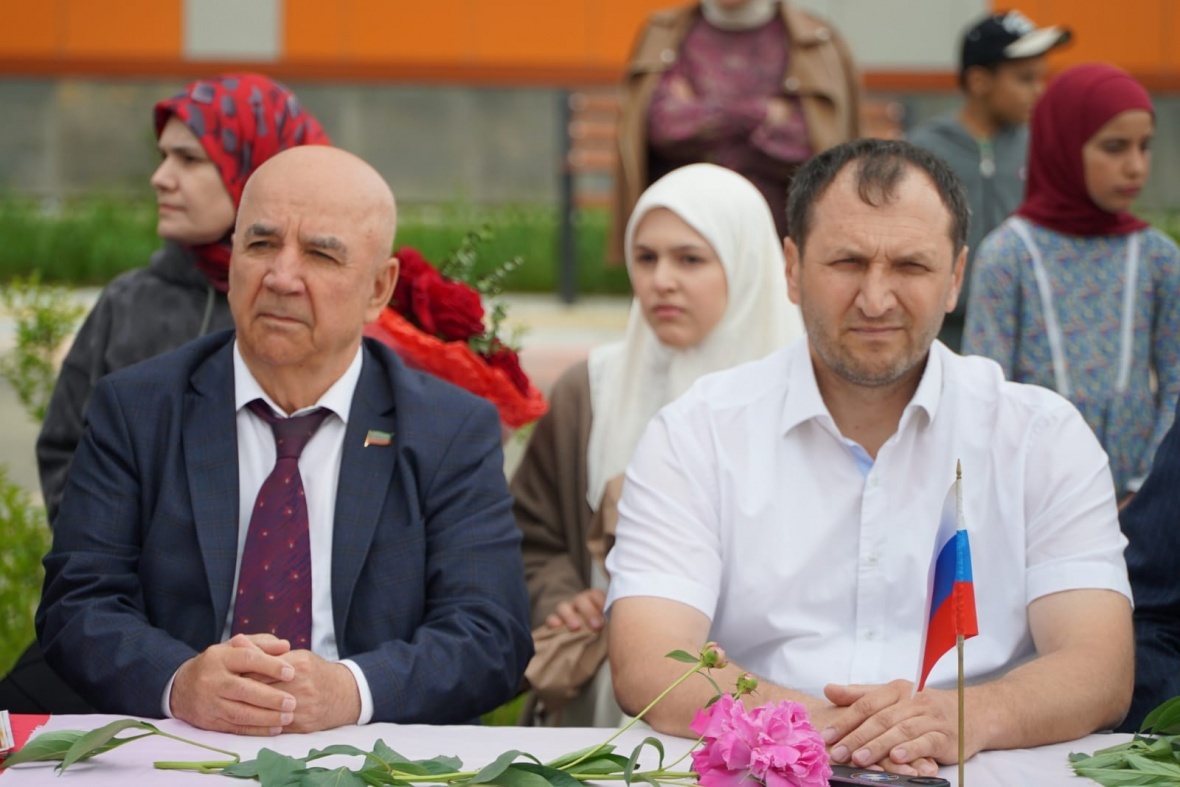 Руководство и уполномоченные от администрации Хасавюртовского района принимают участие на Последнем звонке в школах.