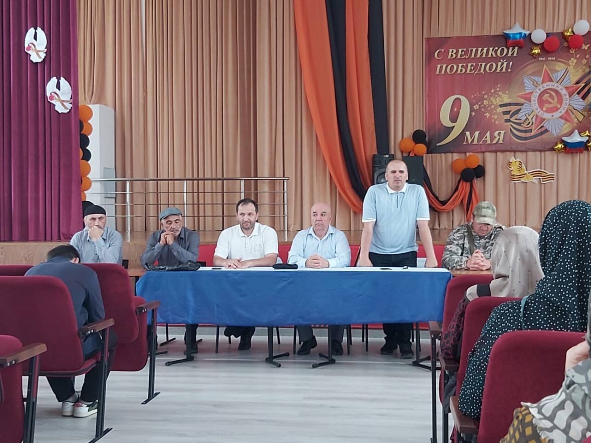 Председатель Собрания депутатов Магомед Лабазанов в Сивухской СОШ провел встречу с призывниками, их родителями, членами и ветеранами СВО,активом, учителями и другими жителями села.