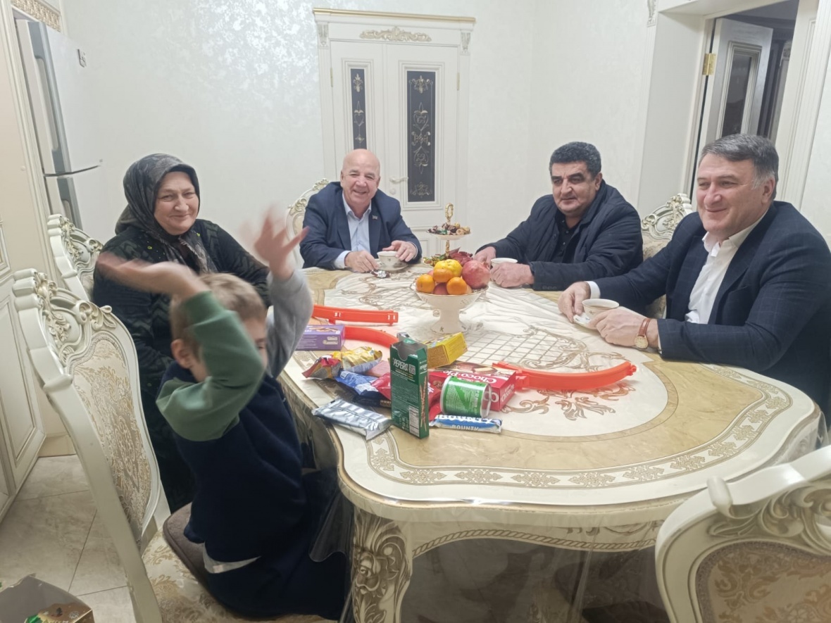 Власти Хасавюртовского района продолжают посещение детей с вручением подарков в рамках Всероссийской акции «Ёлка желаний»