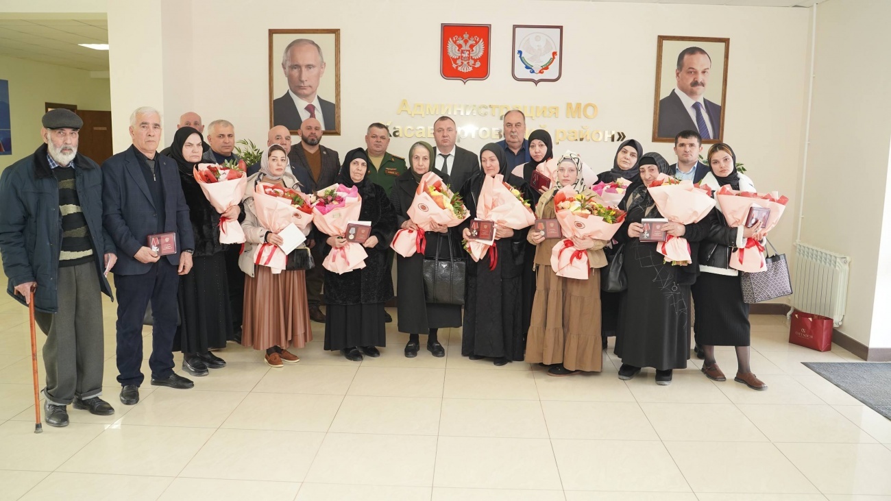 Председатель Собрания депутатов МО «Хасавюртовский район» Магомед Лабазанов принял участие церемонии вручения государственных наград семьям погибших участников специальной военной операции.