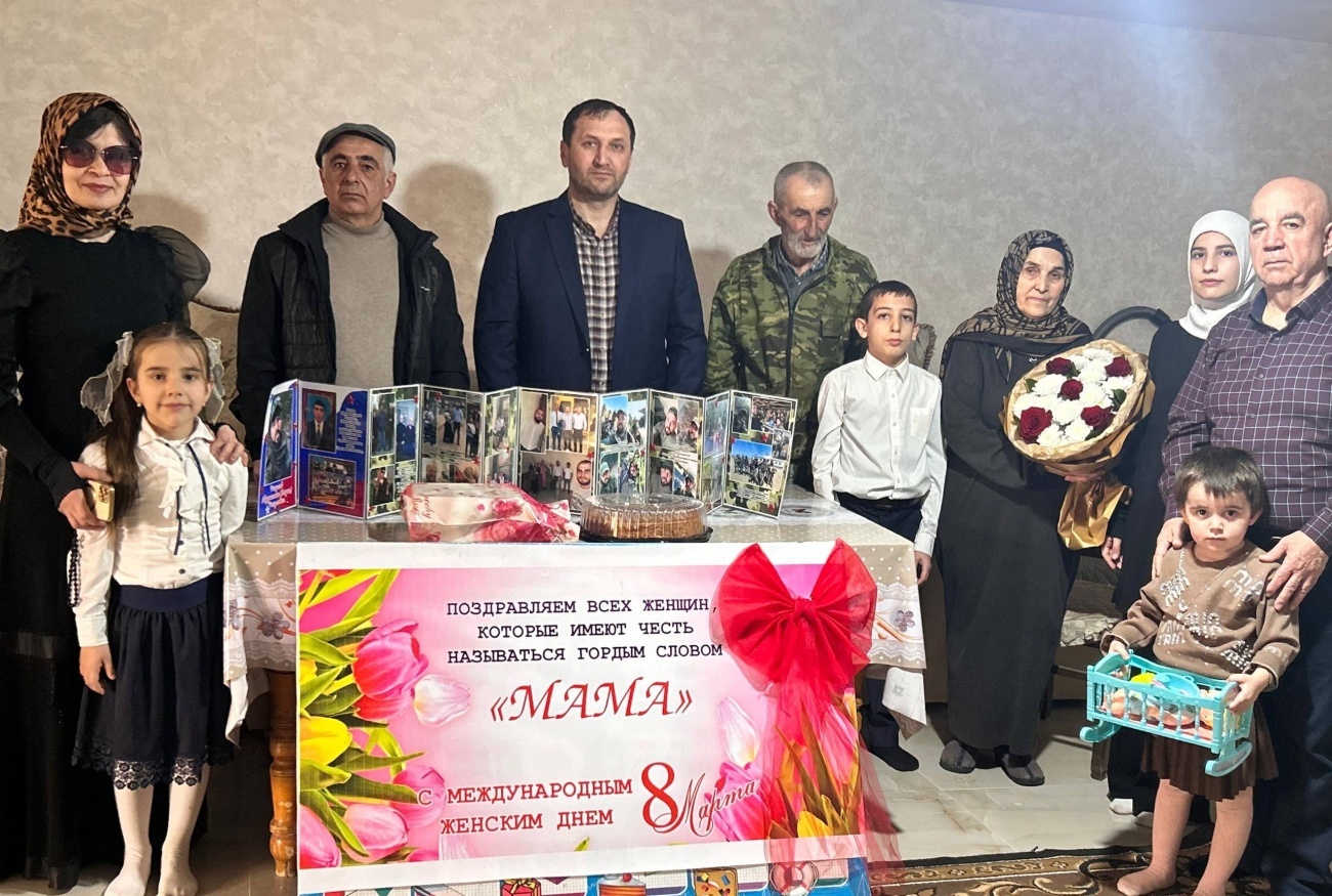 Председатель Собрания депутатов муниципального района  Магомед Лабазанов встретился  с матерью погибшего  участника СВО.