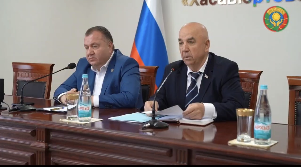 Председатель Собрания депутатов Магомед Лабазанов на активе района проинформировал собравшихся о порядке проведения очередной сессии.